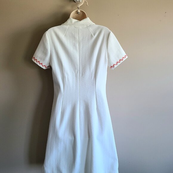 Vintage 1960s white Midi dress with embroidery and front pockets. - Picture 3 of 7